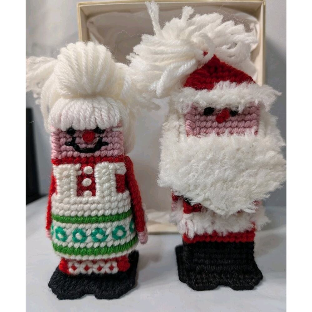 Vintage Handmade Santa And Mrs Claus Plastic Canvas Yarn Figures 3D Newstalgia